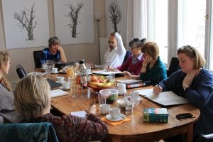 Sieben Teilnehmende vom 1. Teil des Salonnièren-Seminars.