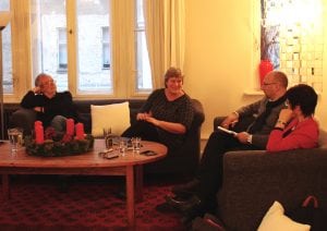 Dr. Lutz Kirchenwitz (4.v.r.) und Katrin Rohnstock (3.v.r.) zusammen mit Dr. Edith Spielhagen (1.v.r) und dem Dolmetscher Pavel Belski (2.v.r.) im Erzählsalon.