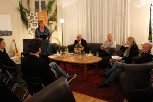 Katrin Rohnstock (3.v.l.) begrüßt die drei Erzähler und die Autorin Lucette Ackermann.