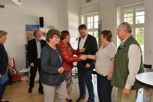 Roland Sängerlaub sowie Ingrid und Karl-Heinz Radochla nehmen die für den ersten Preis symbolischen Tischkarten entgegen. Foto: Detlef A. Hecht