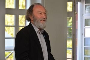 Prof. Rolf Kuhn lobte die Initiativen, die durch die Erzählsalons entstanden sind. Solche „Bündnisse zum „in die Hand nehmen“ brauche die Lausitz auf dem Weg eine stark veränderte Zukunft. Foto: Detlef A. Hecht