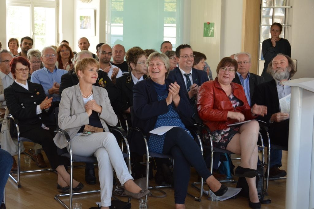 Nach zwölf Monaten Lausitz-Projekt fanden sich Lausitzerinnen und Lausitzer zum Feiern in Großräschen ein. In der ersten Reihe nahmen Dr. Martina Münch, Katrin Rohnstock, Iris Gleicke und Prof. Rolf Kuhn Platz. Fotos: Detlef A. Hecht