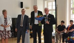 Ausgezeichneter Dritter: Jörg Hertel (rechts) vom Traditionsverein Lauchhammer nimmt den Pokal stellvertretend für seinen Ort in Empfang, neben ihm Gratulant Jens Bröker (indeland-Geschäftsführer)