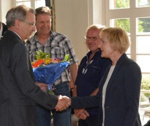 Staatssekretär Hendrik Fischer beglückwünscht Rosemarie Bredemann als Vertreterin von Geierswalde zum 2. Platz „Kollektivgeschichten“