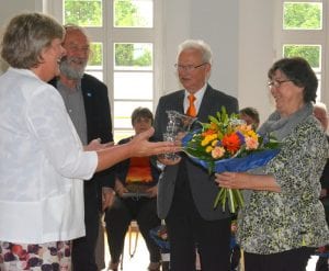 Lachende Sieger: Projektleiterin Katrin Rohnstock gratuliert dem Plessaer Ehepaar Wolfgang und Christine Alkier, stellvertretend für dessen Ort