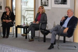 Christa Bertrag (links) und Peter Zühlsdorff (rechts) erzählen von ihren Erfahrungen in der Kosmetikindustrie